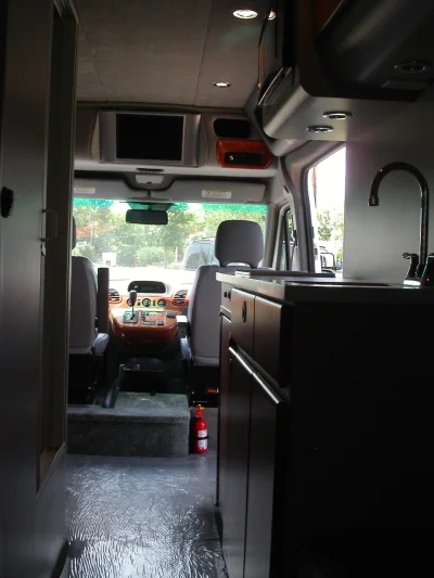 WEEKENDER - Image 4 of 9