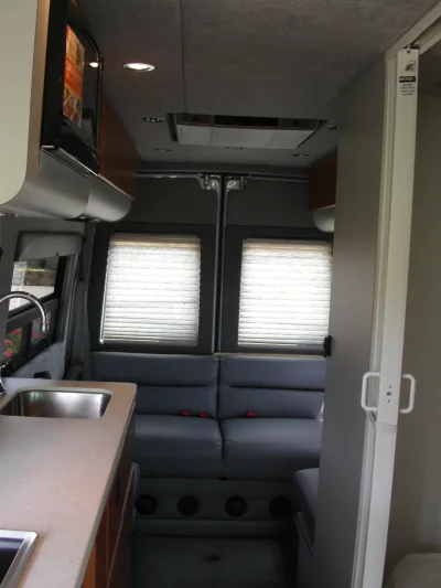 WEEKENDER - Image 5 of 9