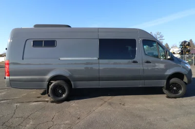 LIGHT CAMPER - Image 48 of 56