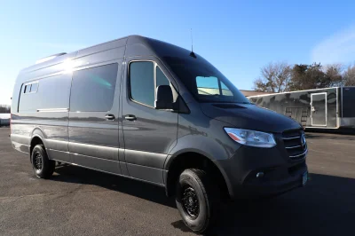 LIGHT CAMPER - Image 52 of 56