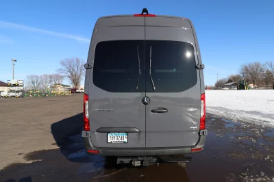 LIGHT CAMPER - Image 9 of 56