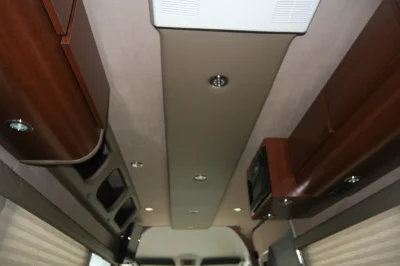 FAMILY CAMPER - Image 10 of 16