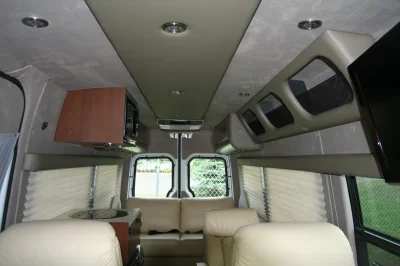 FAMILY CAMPER - Image 12 of 16