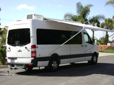 FAMILY CAMPER - Image 4 of 16