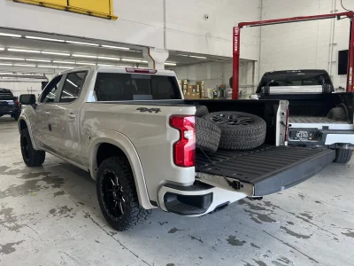 2026 CHEVY SILVERADO 1500 - LEVEL PACKAGE - WHITE SANDS (G42) - 2026 CHEVY SILVERADO 1500 LEVEL - Image 14 of 16