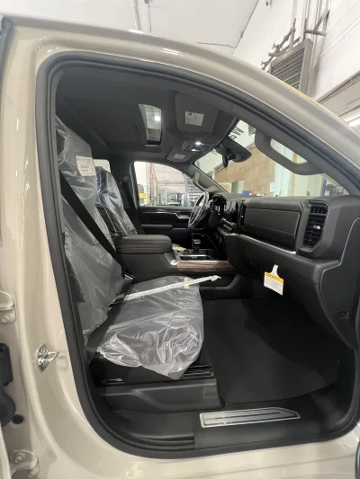 2026 CHEVY SILVERADO 1500 - LEVEL PACKAGE - WHITE SANDS (G42) - 2026 CHEVY SILVERADO 1500 LEVEL - Image 5 of 16