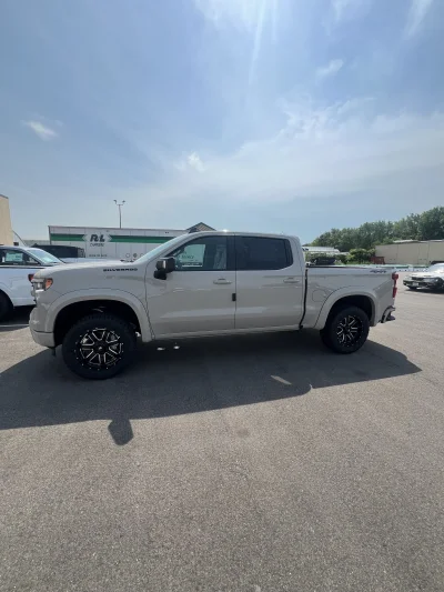 2026 CHEVY SILVERADO 1500 - LEVEL PACKAGE - WHITE SANDS (G42) - 2026 CHEVY SILVERADO 1500 LEVEL - Image 4 of 15
