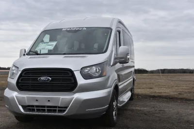 LANDMARK 9 PASSENGER LUXURY 148 MEDIUM ROOF FORD TRANSIT BY WALDOCH SILVER EXTERIOR AND GRAPHITE SEATING - 2021 FORD TRANSIT LANDMARK - Image 7 of 37
