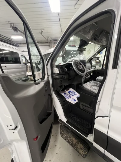 2026 FORD TRANSIT - 8 PASSENGER SHUTTLE - OXFORD WHITE - GRAY SEATING - 2026 FORD TRANSIT SHUTTLE - Image 5 of 17
