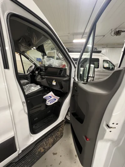 2026 FORD TRANSIT - 8 PASSENGER SHUTTLE - OXFORD WHITE - GRAY SEATING - 2026 FORD TRANSIT SHUTTLE - Image 4 of 17