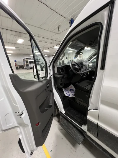 2026 FORD TRANSIT - 10 PASSENGER SHUTTLE - OXFORD WHITE - GRAY SEATING - 2026 FORD TRANSIT SHUTTLE - Image 5 of 18