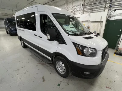 2026 FORD TRANSIT - 10 PASSENGER SHUTTLE - OXFORD WHITE - GRAY SEATING - 2026 FORD TRANSIT SHUTTLE - Image 3 of 18