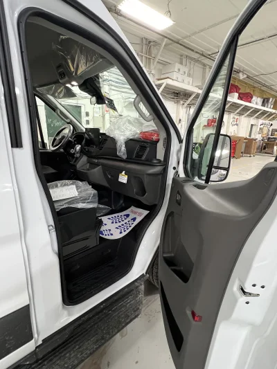 2026 FORD TRANSIT - 10 PASSENGER SHUTTLE - OXFORD WHITE - GRAY SEATING - 2026 FORD TRANSIT SHUTTLE - Image 4 of 18