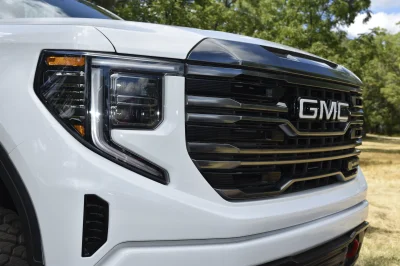 2023 GMC SIERRA 1500 LIFT PACKAGE BY WALDOCH WHITE - 2023 GMC SIERRA 1500 LIFT - Image 7 of 18