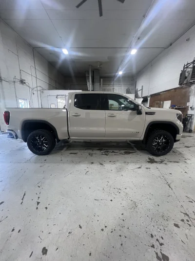 2026 GMC SIERRA 1500 - AT4 - LEVEL PACKAGE - COASTAL DUNE (G42) - 2026 GMC SIERRA 1500 LEVEL - Image 5 of 15