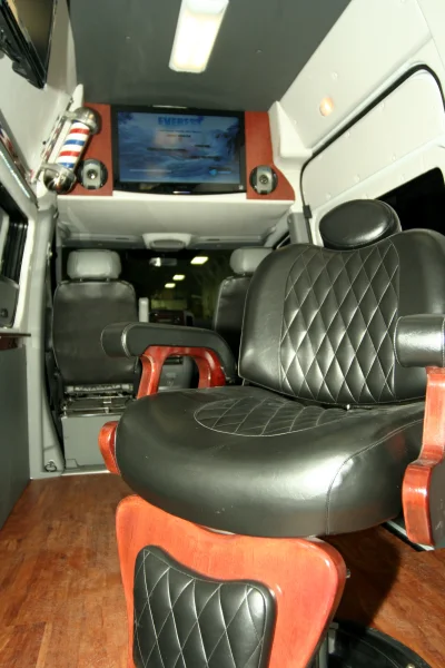 MOBILE HAIR SALON BARBERSHOP IN A VAN CUSTOM MERCEDES SPRINTER VANS HAIR CLIPPER - 2020 MERCEDES-BENZ SPRINTER 2500 CUSTOM - Image 23 of 40