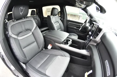 2021 RAM 1500 LIFT PACKAGE BY WALDOCH - CUSTOM TRUCK WITH LEATHER AND STEPS - 2021 RAM 1500 LIFT - Image 10 of 30