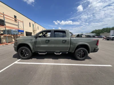 2026 RAM BIG HORN 1500 - RAMPAGE PACKAGE - CANYON LAKE (PJ7) - 2026 RAM 1500 RAMPAGE - Image 6 of 22