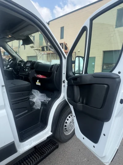 2024 RAM PROMASTER - 10 PASSENGER SHUTTLE PACKAGE - BRIGHT WHITE (PW7) - GRAY SEATING - 2024 RAM 2500 SHUTTLE - Image 7 of 18