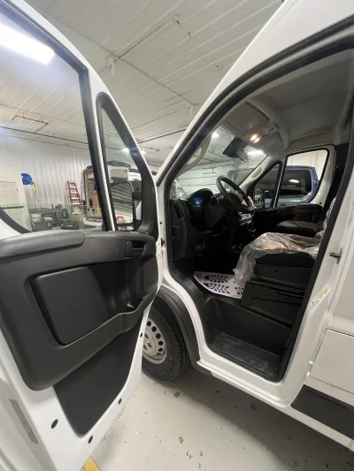 2025 RAM PROMASTER - 10 PASSENGER SHUTTLE - BRIGHT WHITE - GRAY SEATING - 2025 RAM PROMASTER SHUTTLE - Image 4 of 18