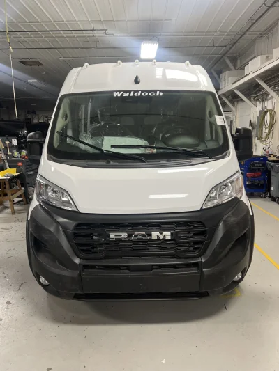 2025 RAM PROMASTER - 10 PASSENGER SHUTTLE - BRIGHT WHITE - GRAY SEATING - 2025 RAM PROMASTER SHUTTLE - Image 2 of 18
