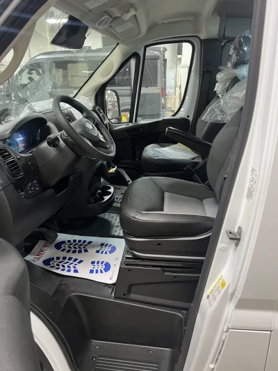2026 RAM PROMASTER SHUTTLE 10-PASSENGER - BRIGHT WHITE WITH GREY SEATING - 2026 RAM PROMASTER SHUTTLE - Image 17 of 21