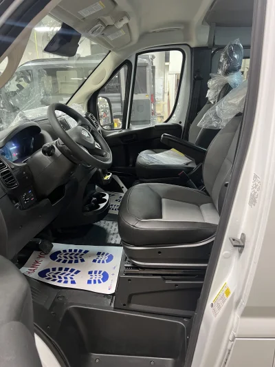 2026 RAM PROMASTER SHUTTLE 10-PASSENGER - BRIGHT WHITE WITH GREY SEATING - 2026 RAM PROMASTER SHUTTLE - Image 18 of 21