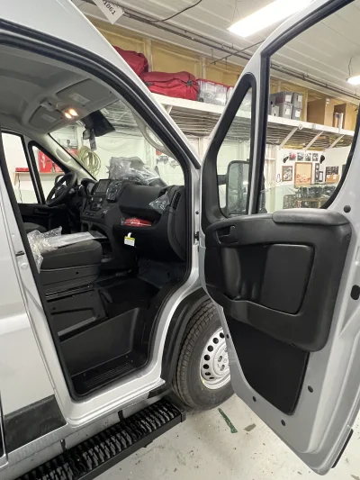 2026 RAM PROMASTER - 12 PASSENGER SHUTTLE - BRIGHT SILVER METALLIC - GRAY SEATING - 2026 RAM PROMASTER SHUTTLE - Image 5 of 17