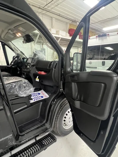 2026 RAM PROMASTER - 12 PASSENGER SHUTTLE - BLACK - GRAY SEATING - 2026 RAM PROMASTER SHUTTLE - Image 6 of 17