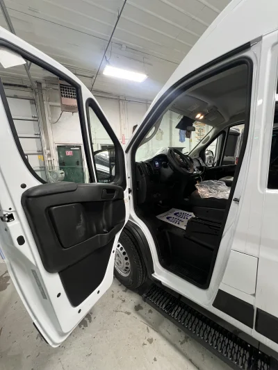 2026 RAM PROMASTER - 10 PASSENGER SHUTTLE - BRIGHT WHITE - GRAY SEATING - 2026 RAM PROMASTER SHUTTLE - Image 7 of 19