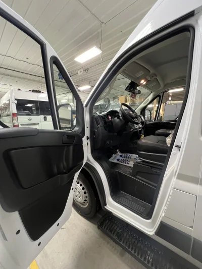 2026 RAM PROMASTER - 10 PASSENGER SHUTTLE - BRIGHT WHITE - GRAY SEATING - 2026 RAM PROMASTER SHUTTLE - Image 5 of 18