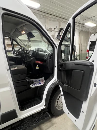 2026 RAM PROMASTER - 10 PASSENGER SHUTTLE - BRIGHT WHITE - GRAY SEATING - 2026 RAM PROMASTER SHUTTLE - Image 4 of 18