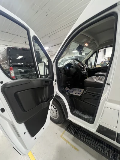 2026 RAM PROMASTER - 10 PASSENGER SHUTTLE - BRIGHT WHITE - GRAY SEATING - 2026 RAM PROMASTER SHUTTLE - Image 5 of 17