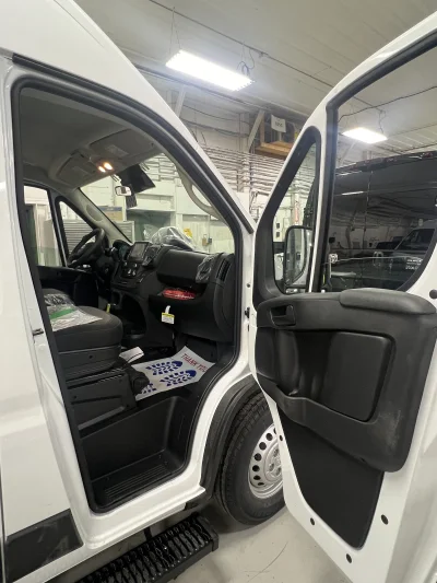2026 RAM PROMASTER - 10 PASSENGER SHUTTLE - BRIGHT WHITE - GRAY SEATING - 2026 RAM PROMASTER SHUTTLE - Image 4 of 17