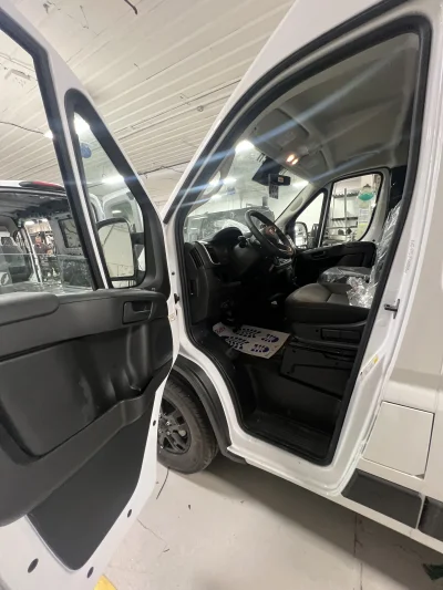 2026 RAM PROMASTER - 12 PASSENGER SHUTTLE - BRIGHT WHITE - GRAY SEATING - 2026 RAM PROMASTER SHUTTLE - Image 4 of 18