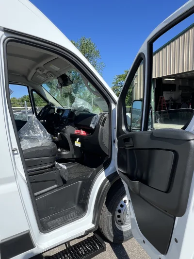 2026 RAM PROMASTER 2500 - SHUTTLE PACKAGE - BRIGHT WHITE (PW7) GRAPHITE SEATING - 2026 RAM PROMASTER SHUTTLE - Image 5 of 18