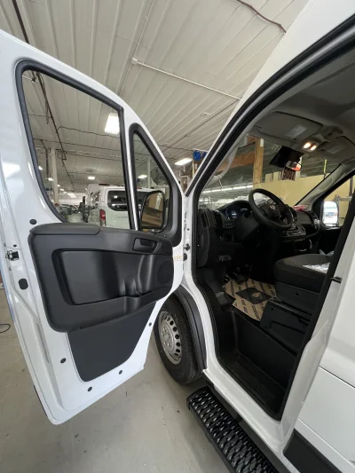 2026 RAM PROMASTER 2500 - 10 PASSENGER SHUTTLE PACKAGE - BRIGHT WHITE (PW7) - GRAY SEATING - 2026 RAM PROMASTER SHUTTLE - Image 4 of 18